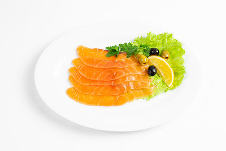 Семга слабосоленая с тостами и сливочным соусом с огурцом