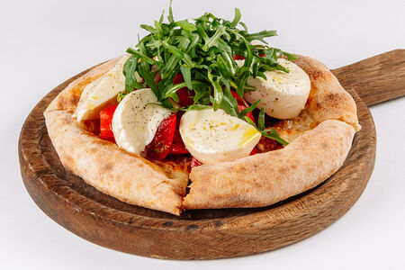 Фокачча с Моцареллой, помидорами и рукколой