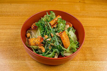 Салат с запеченной тыквой и кешью