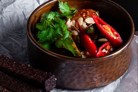 Битые огурцы и злаковые гренки