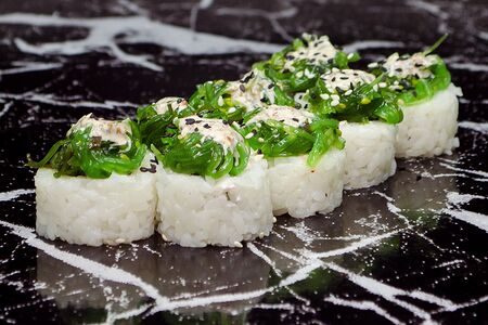 Премиум ролл с лососем и чукой