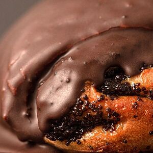 Булочка с маком в шоколаде