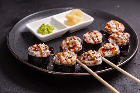 Ролл запеченный с креветкой и мидиями