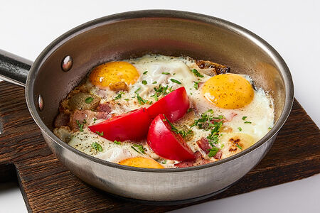 Яичница/омлет с беконом, томатами и луком