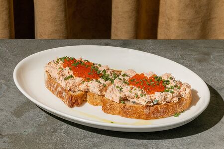 Брускетта с рийетом из лосося