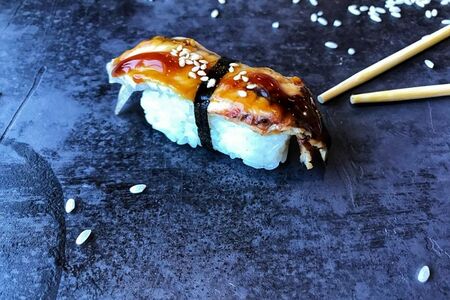 Суши с угрем