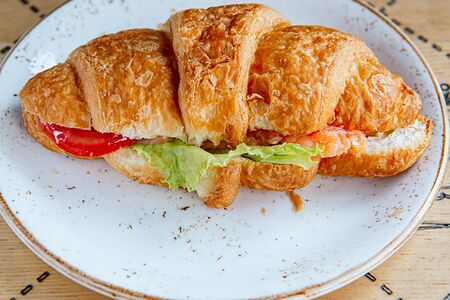 Круассан с форелью