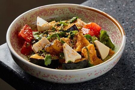 Теплые баклажаны с сыром, томатами и кинзой