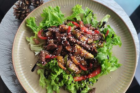 Теплый салат с телятиной