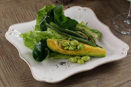 Жареное авокадо с фасолью и эдамамэ