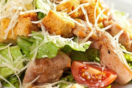 Салат Цезарь с курицей