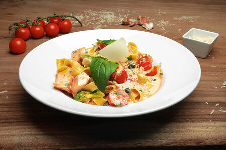 Феттучини с лососем и брокколи