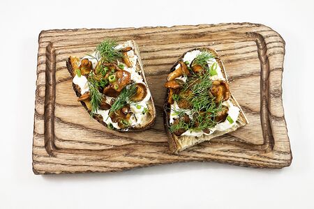 Брускетта с лисичками и страчателлой