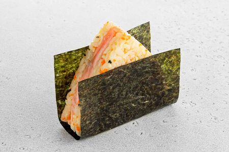 Онигири с лососем гриль