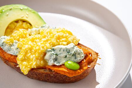 Тост со скрэмблом и авокадо