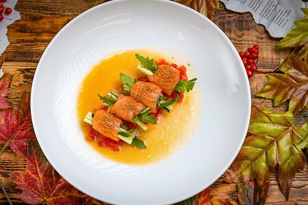 Крудо из лосося с томатной сальсой