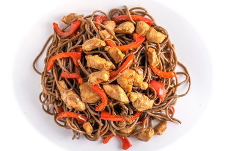 Гречневая лапша с курицей (вок)