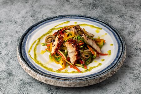 Салат с копчёным угрём