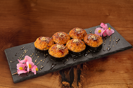 Запеченный люкс с угрем и авокадо