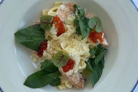 Феттуччине с лососем в сливочно-икорном соусе