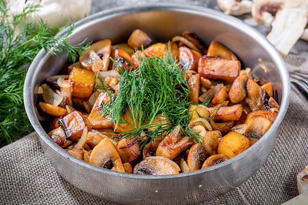 Жареные грибы с картофелем и луком