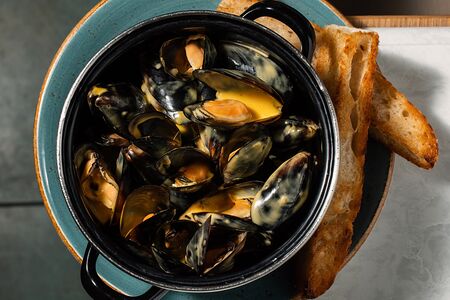 Мидии с чеддером и халапеньо