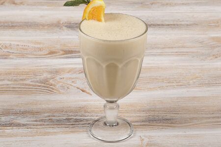 Фруктовый коктейль из мороженого киви-банан