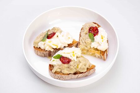 Чиабатта с копчёным баклажаном и страчателлой