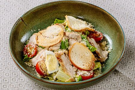 Салат Цезарь с курицей