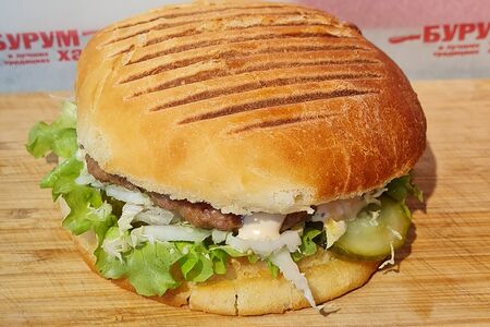 Бургер с говяжьей котлетой
