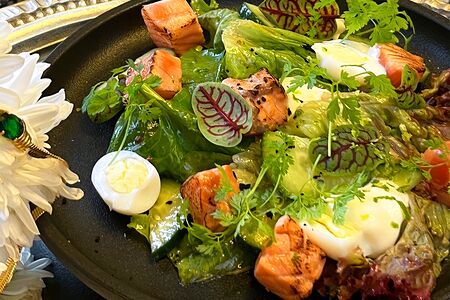 Салат с опаленным лососем