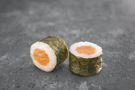 Мини-ролл с копченым лососем