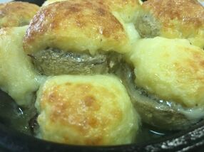 Шляпки шампиньонов, запеченные с сыром