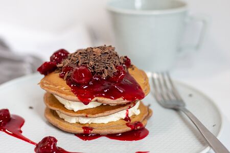 Шоколадные панкейки с творожным кремом и вишневым соусом