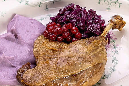 Утиная ножка с красной капустой