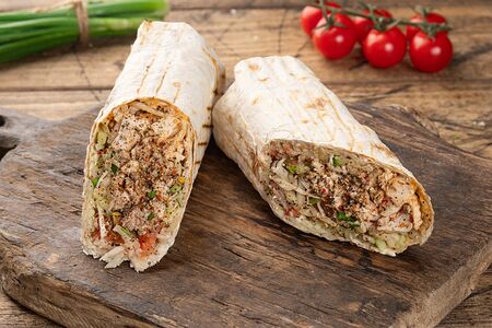 Шаурма в лаваше с курицей