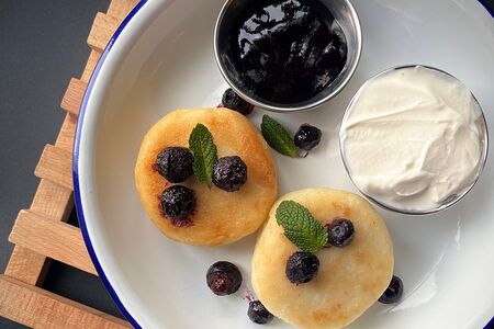 Сырники с черничным джемом и сметаной