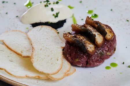 Тар-тар из говядины с жареным угрем и горчичным мороженым