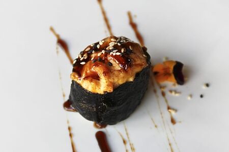 Запечённые спайси суши с лососем