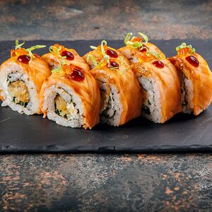 Ролл с лососем и креветкой темпура