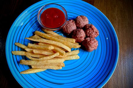 Митболы с картофелем фри
