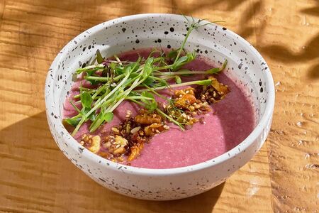 Боул Ягодный с малиной, асаем и миндальным молоком