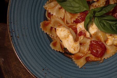 Фарфалле с моцареллой, пармезаном и томатами черри