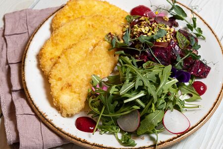 Салат с жареным сулугуни