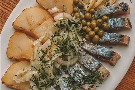 Сельдь с картофелем и зелёным горошком