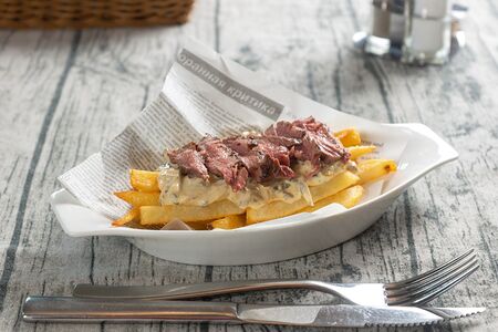 Картофель фри с говядиной и сырным соусом