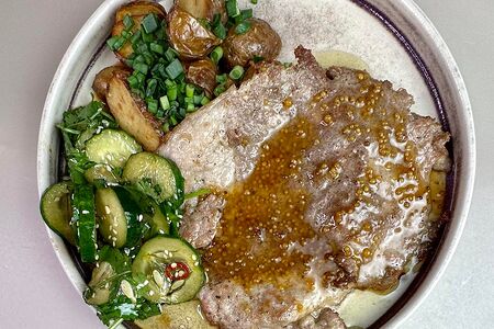 Cвинoй шницель с хрустящим картофелем и битыми огурцами