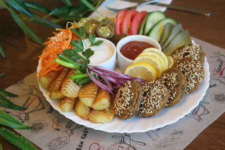 Фалафель на тарелке