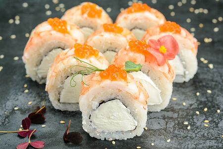 В креветке с красной икрой