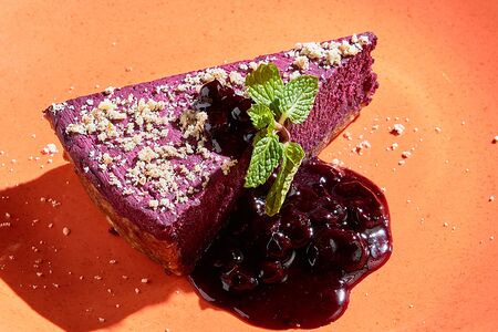 Ореховый тарт с черной смородиной